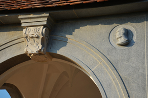 Leopold Österreichers Bildnis, sein Wappen, seine Initialen und sein berühmter hängender Schlussstein